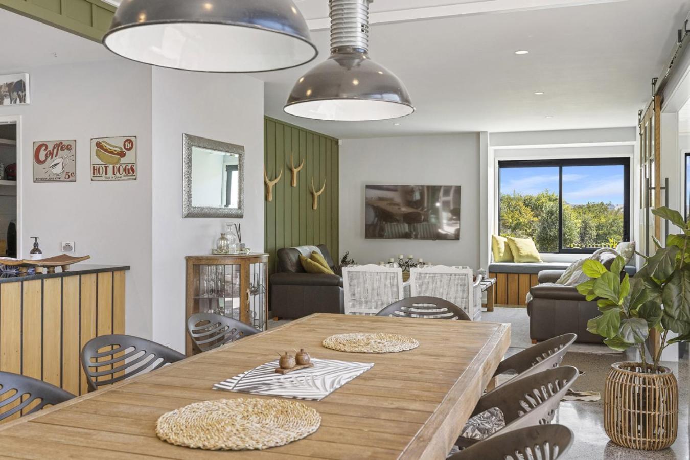 Elevated Hideaway With Views And Designer Comfort Holiday home *