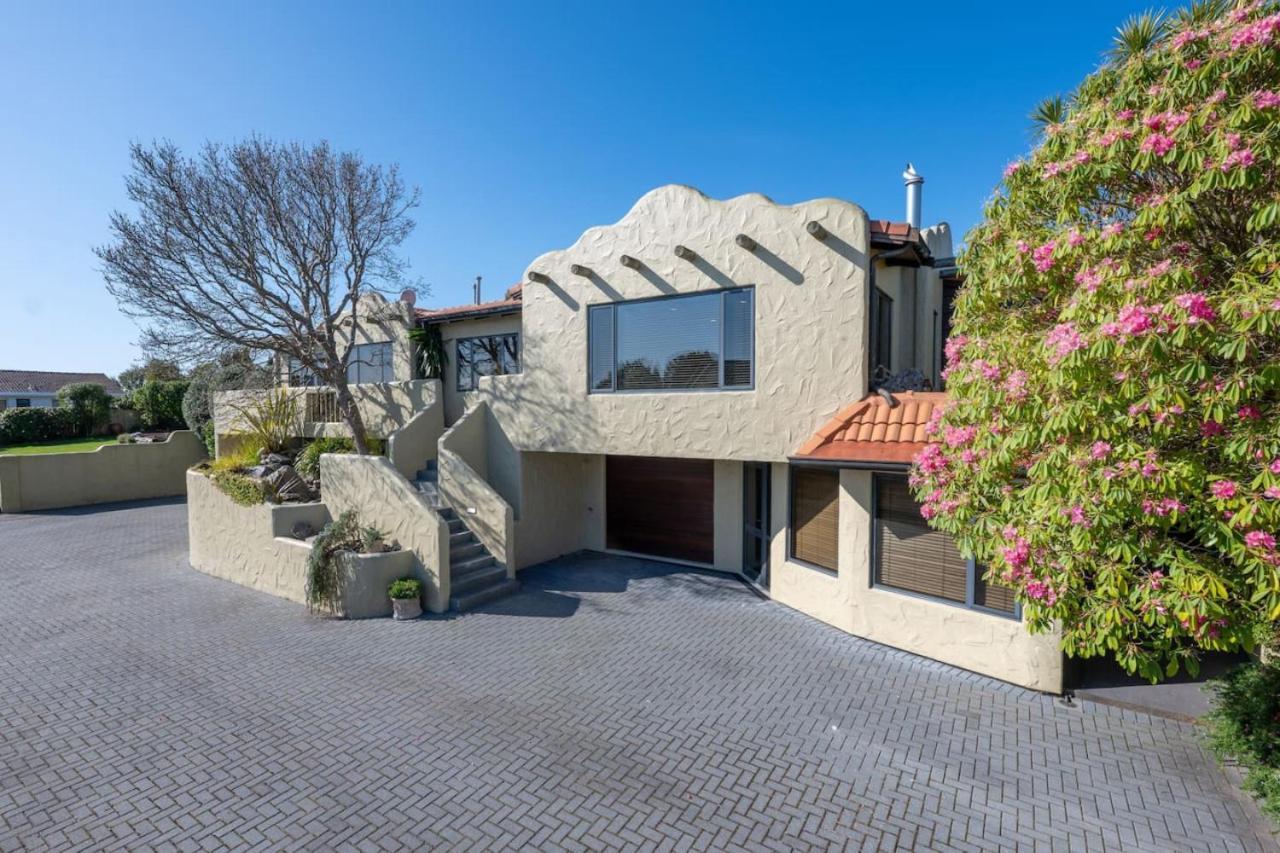 Designer 3br Retreat Just Steps From Holiday home *