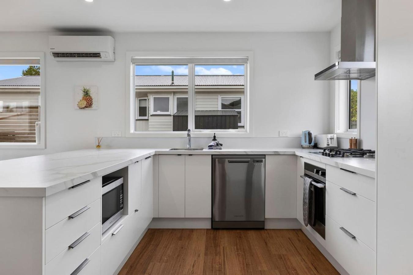 Modern 3br Home, Walk To Holiday home