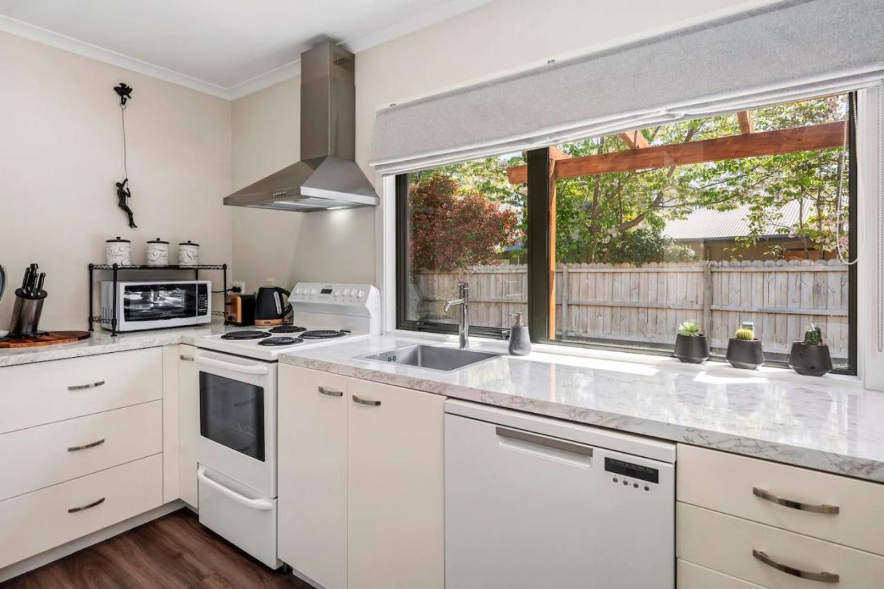 Holiday home Logan House, Stylish Getaway With Bbq And Yard