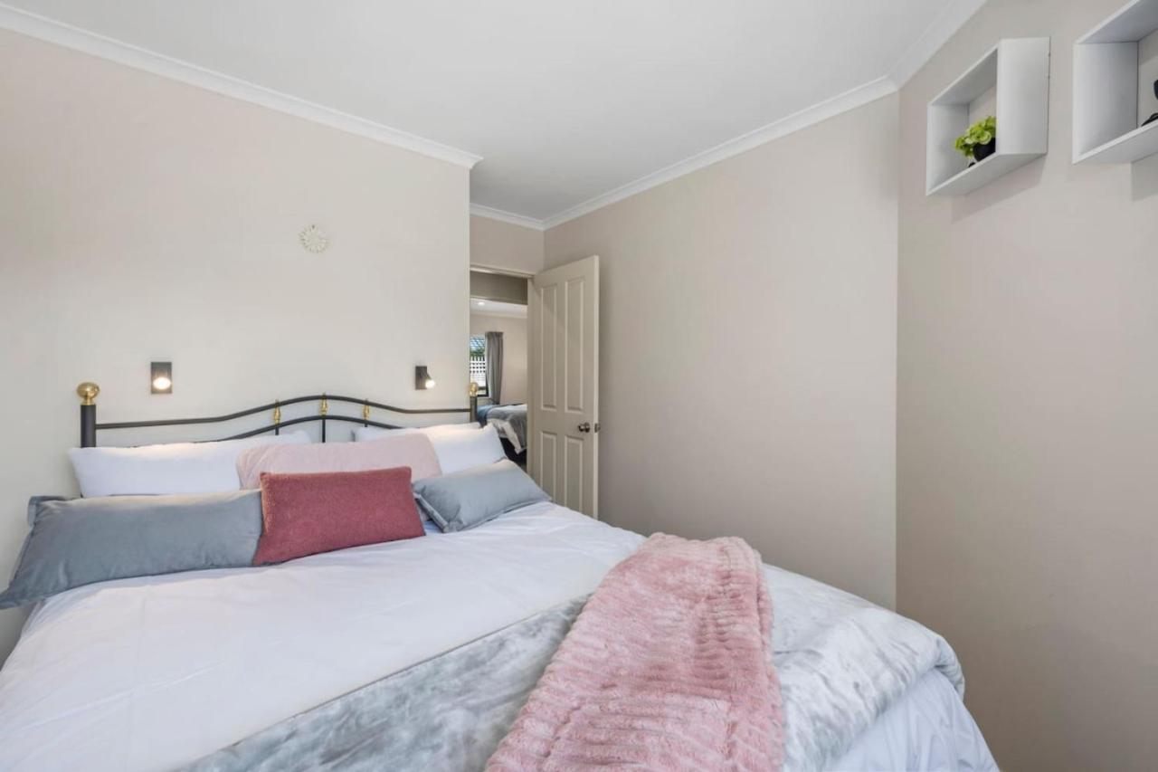 Holiday home Logan House, Stylish Getaway With Bbq And Yard