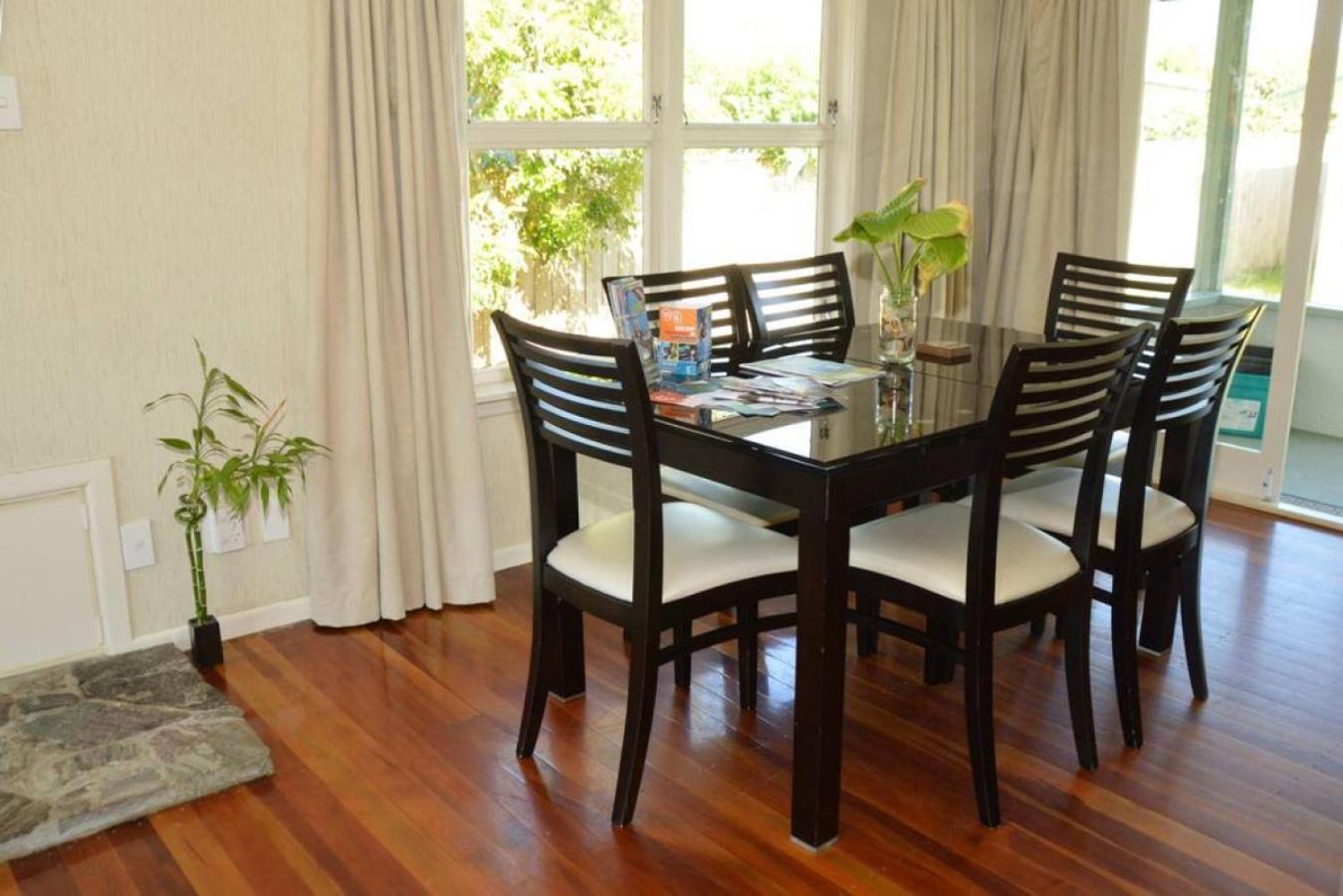 Holiday home Happiness Is Huia A Block From The