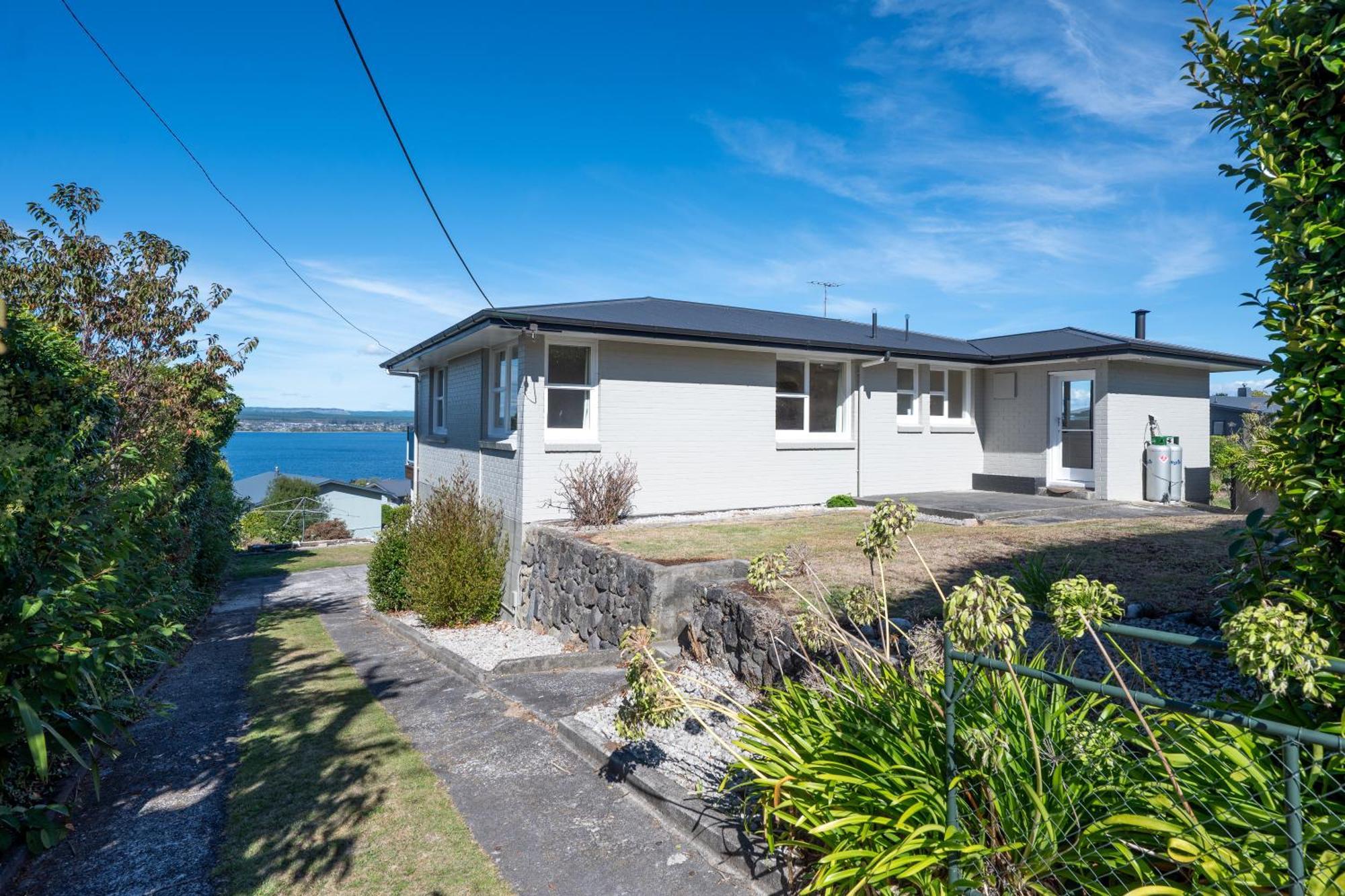 Lofty Lakeviews - Acacia Bay Holiday home