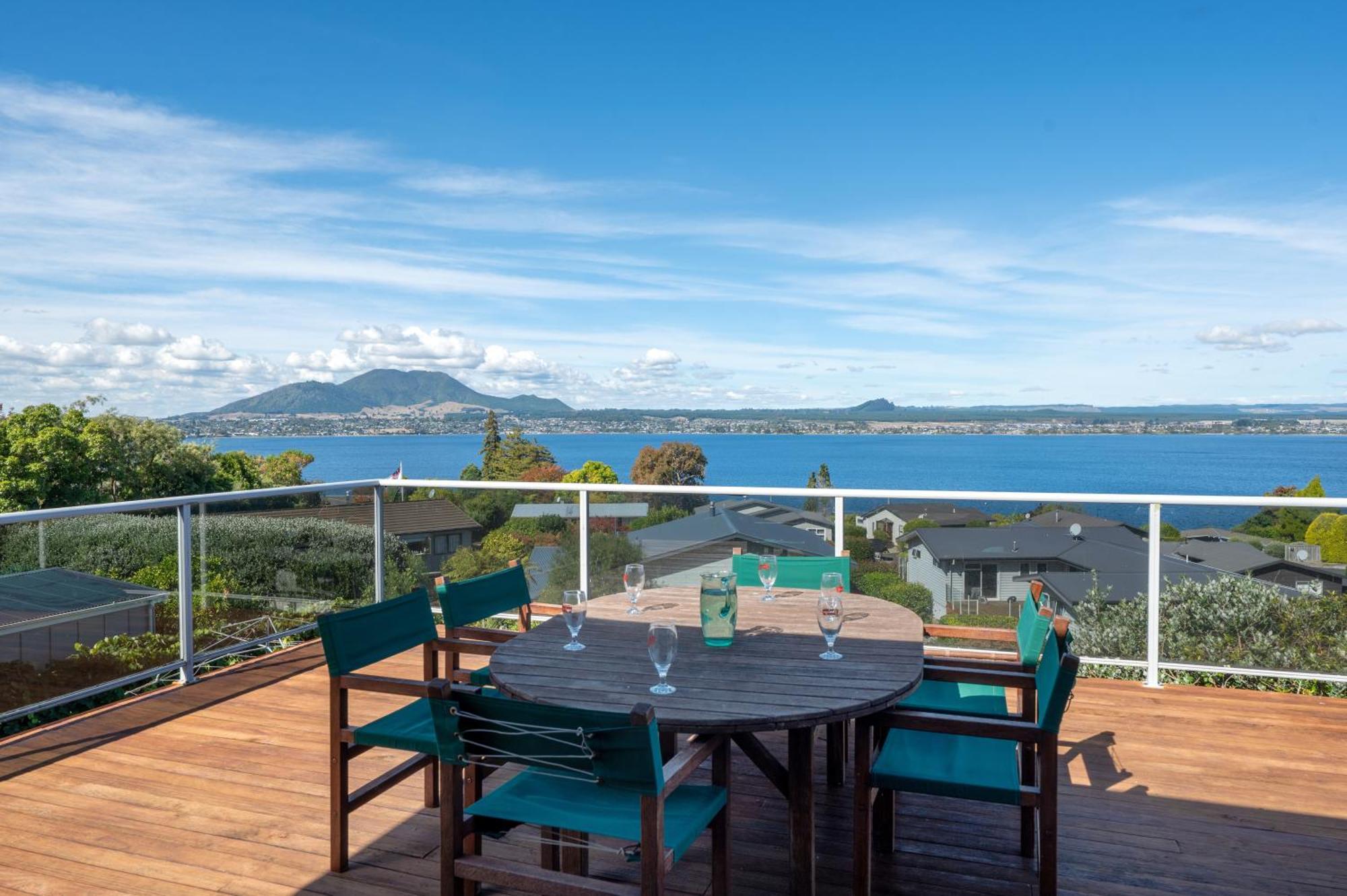 Lofty Lakeviews - Acacia Bay Holiday home Taupo