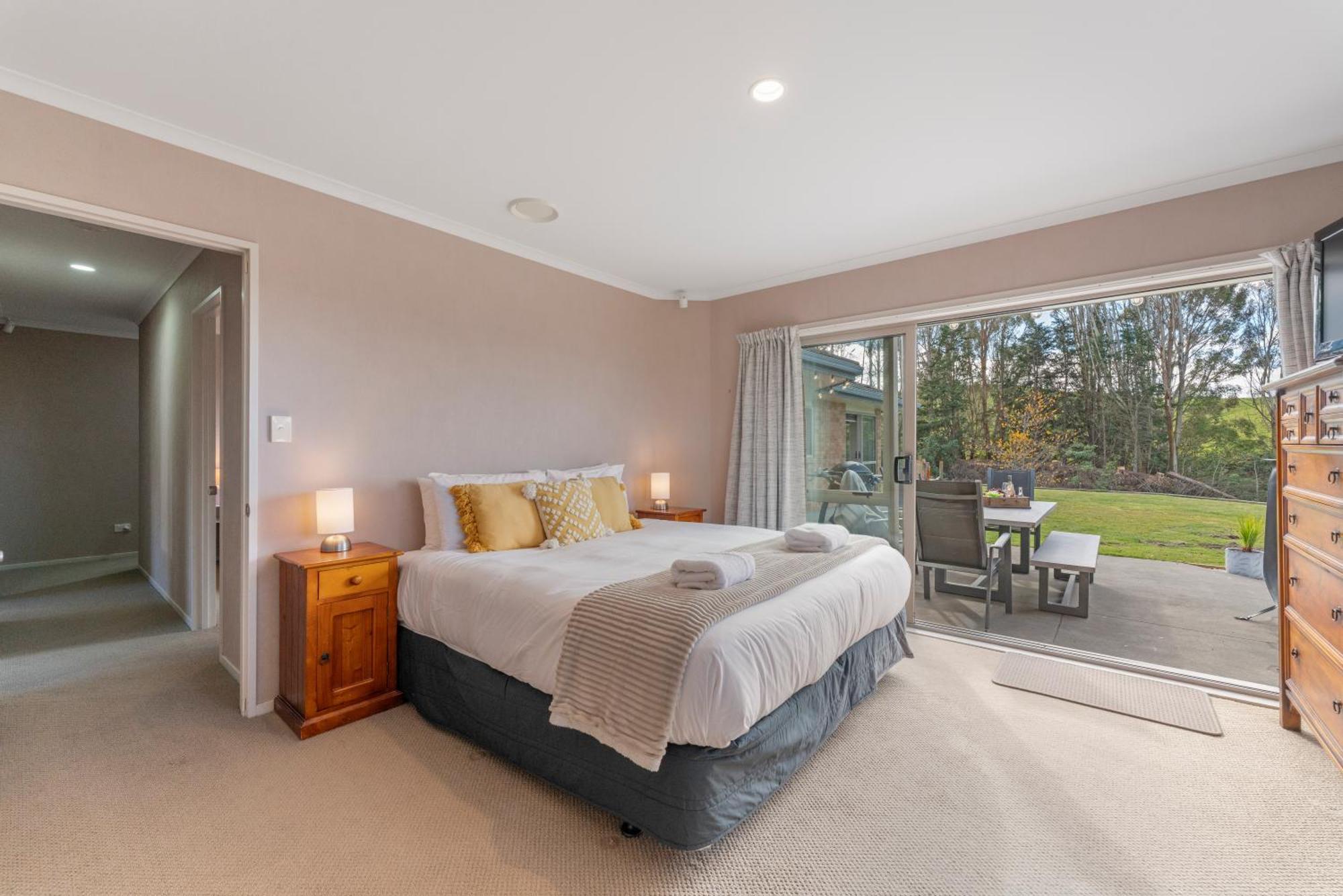Soak & Acacia Bay - Spa, Pet, Family Friendly Holiday home *