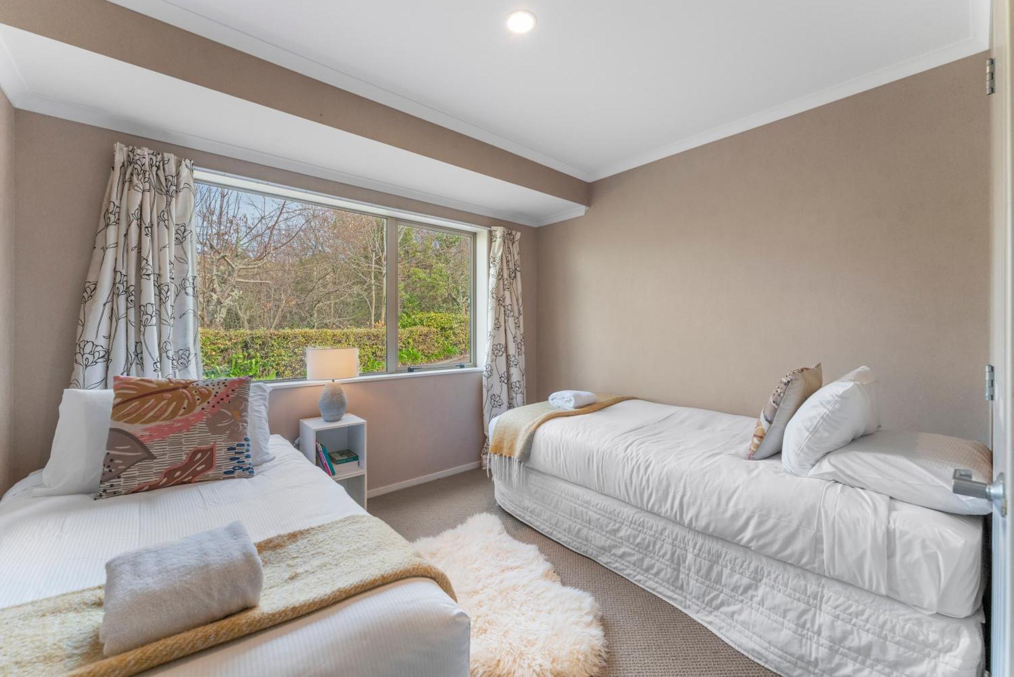 Soak & Acacia Bay - Spa, Pet, Family Friendly