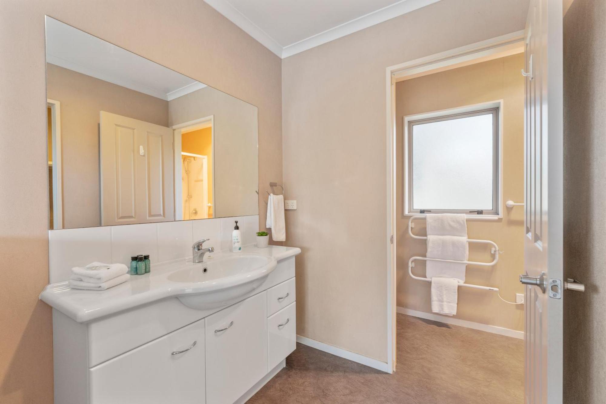 Soak & Acacia Bay - Spa, Pet, Family Friendly Holiday home *