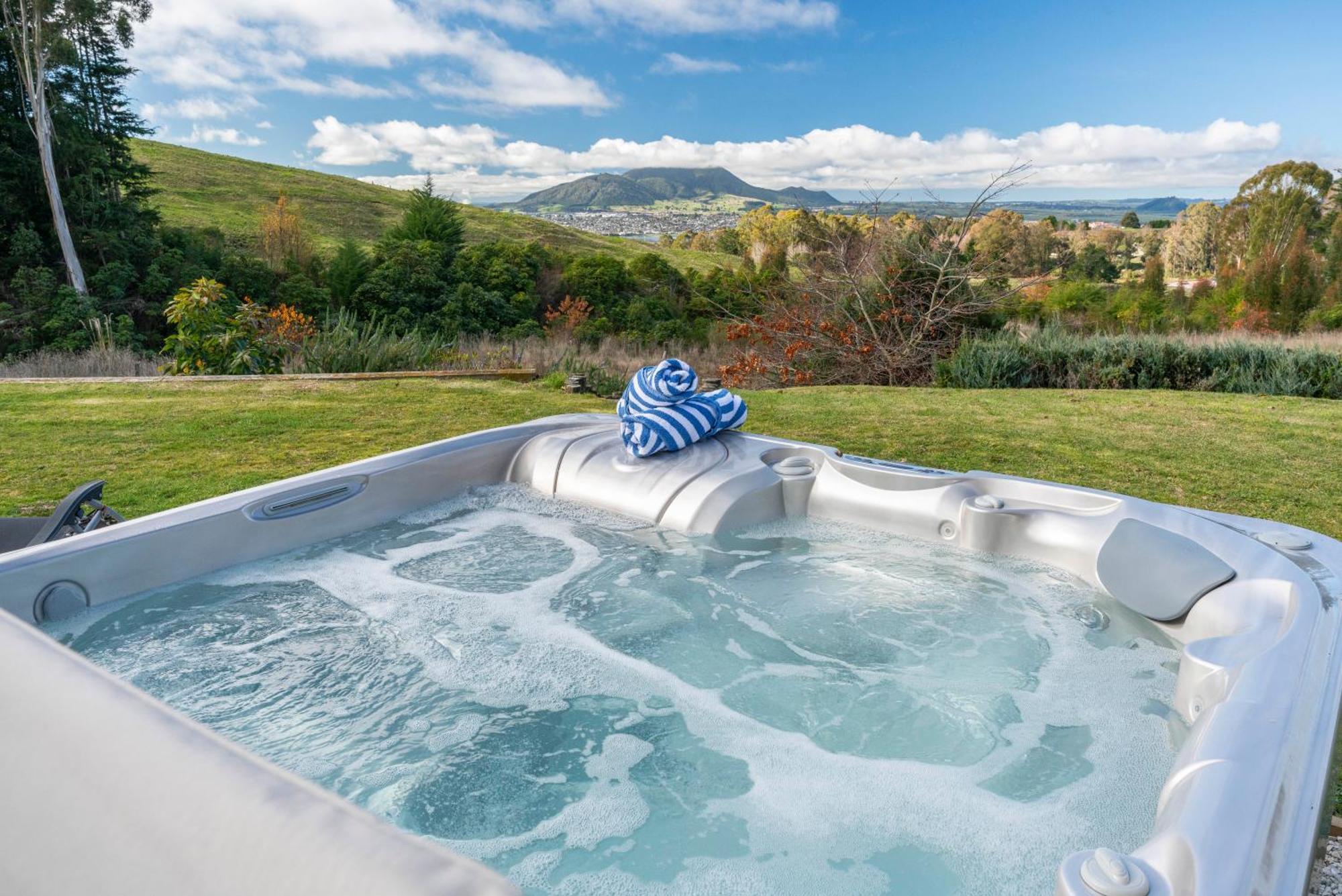 Soak & Acacia Bay - Spa, Pet, Family Friendly