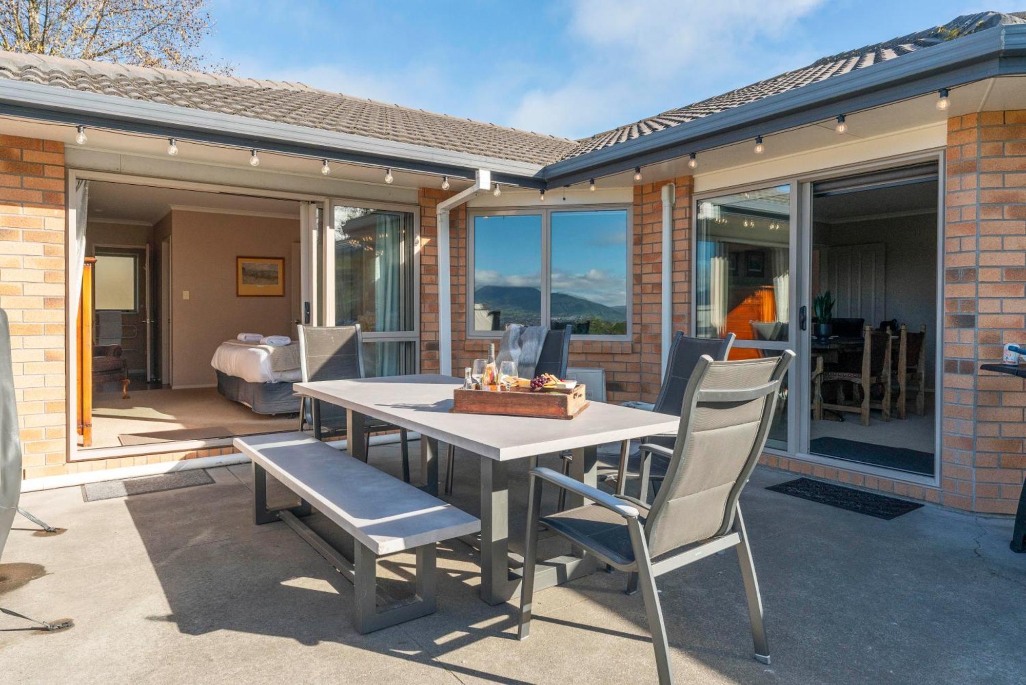Holiday home Soak & Acacia Bay - Spa, Pet, Family Friendly Taupo
