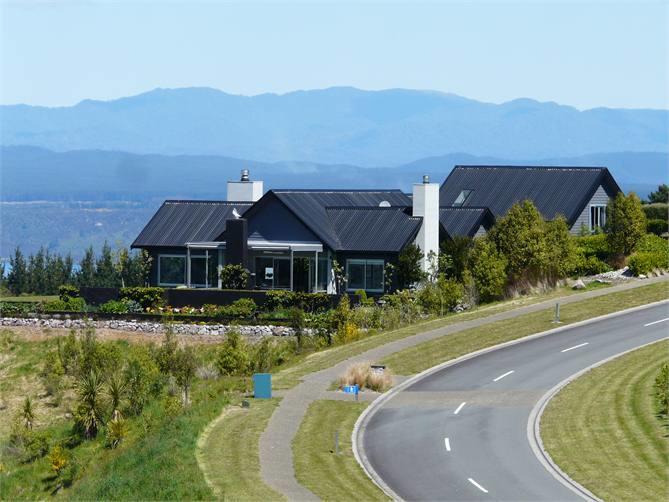 The Lakeview House