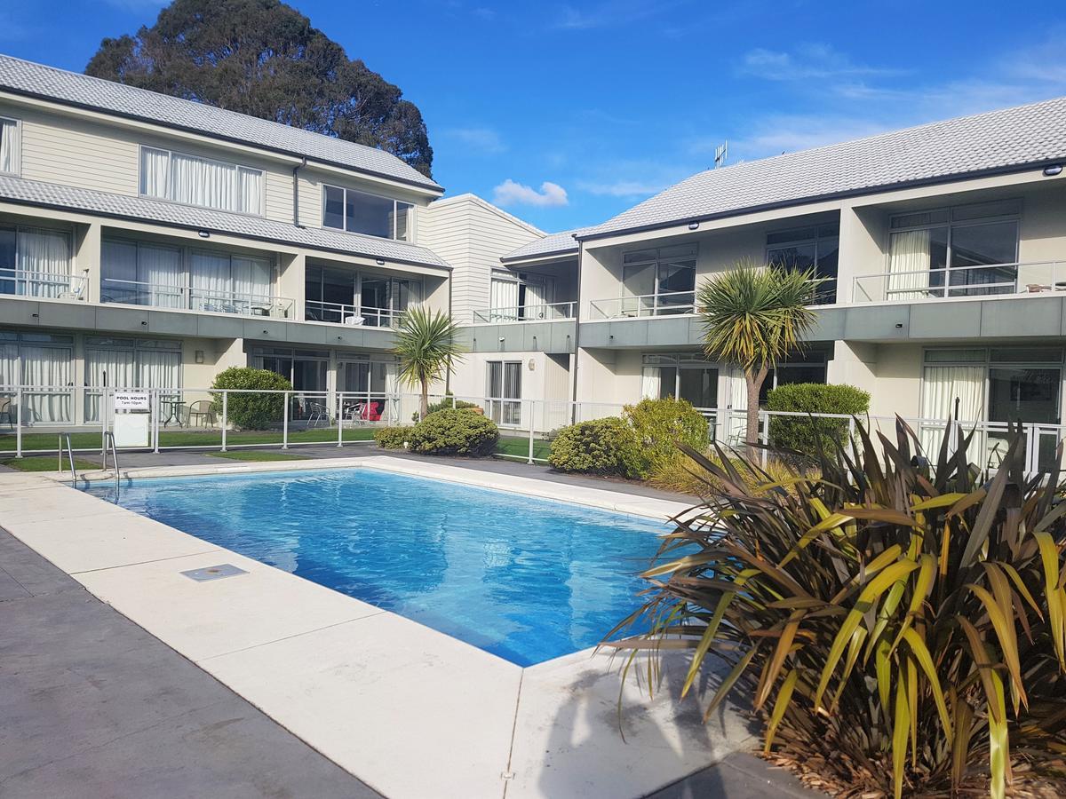 300 Lake Terrace