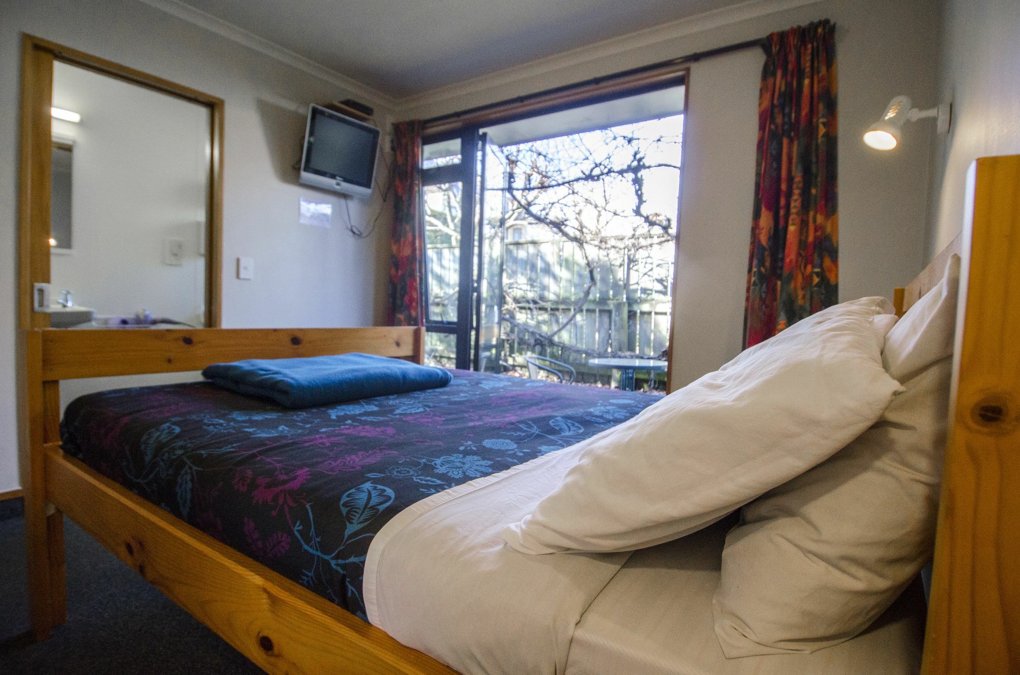 Rainbow Lodge Backpackers Hostel *
