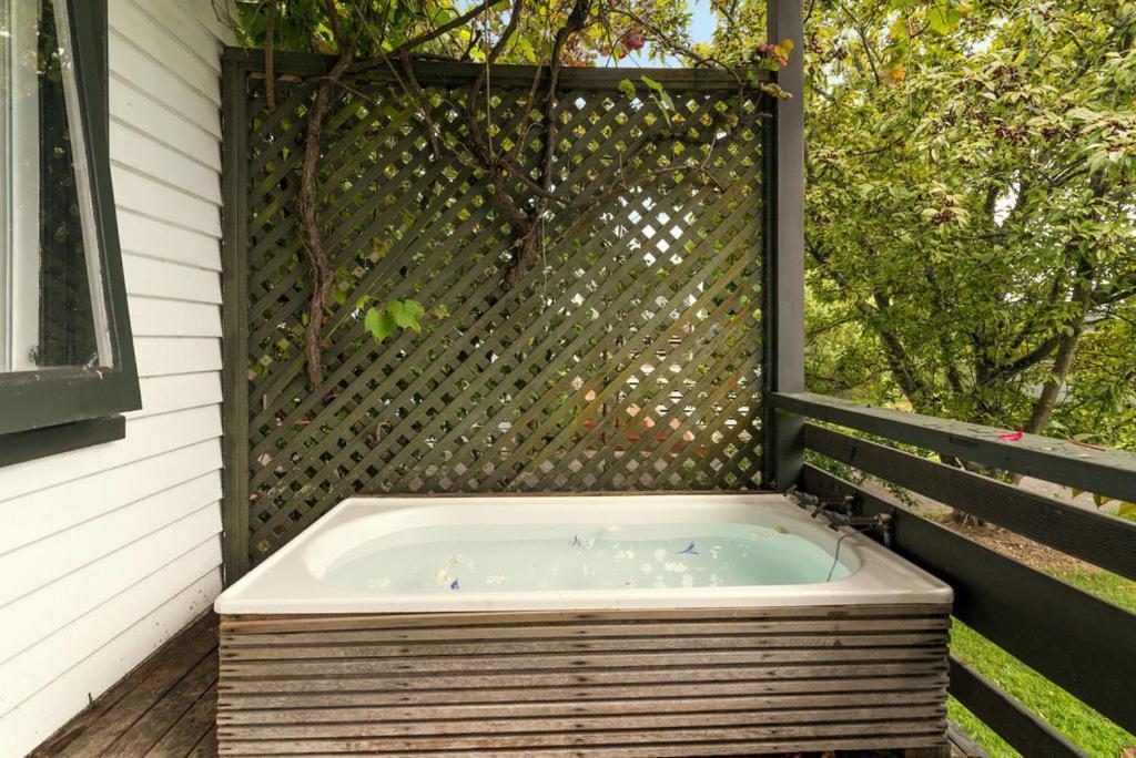 Wharewaka Bach -