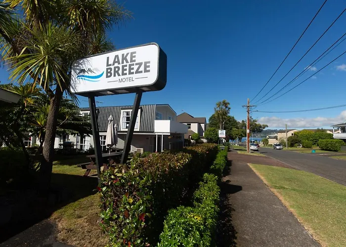 Lake Breeze Motel