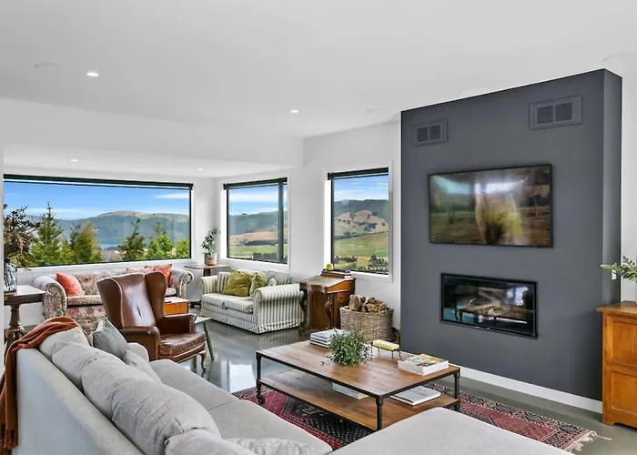 Peaceful Luxury Retreat With Lake Views And Spa Pool