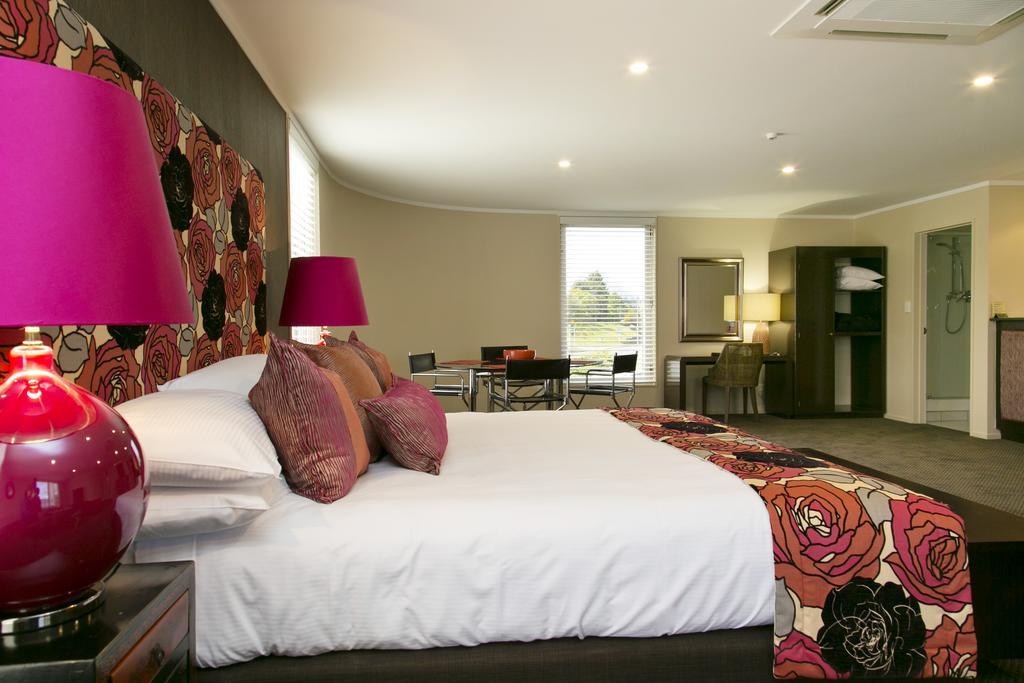 The Cove- On The Motel 4*