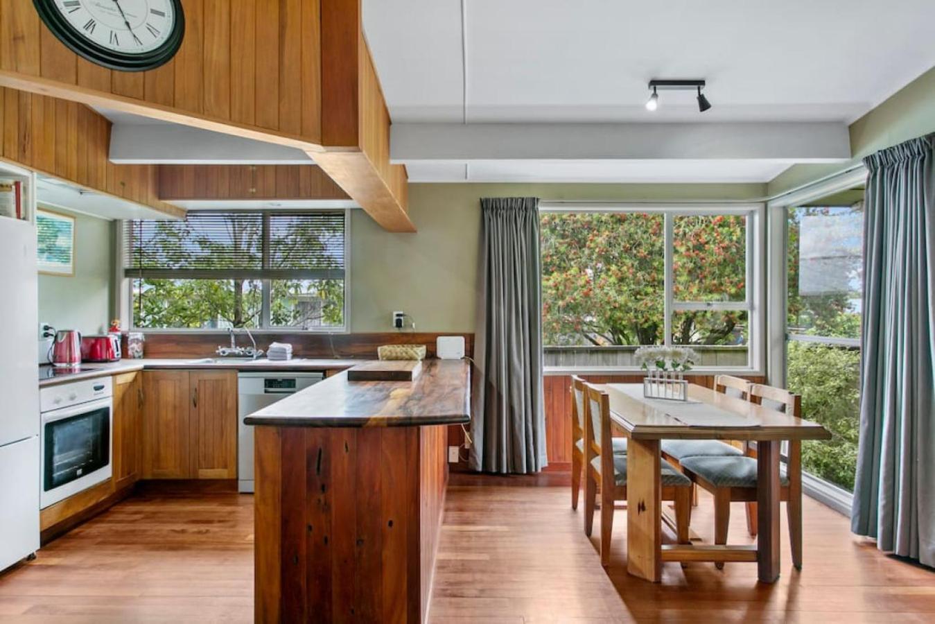Holiday home Spacious Nukuhau Near Town With Parking And Comfort Taupo