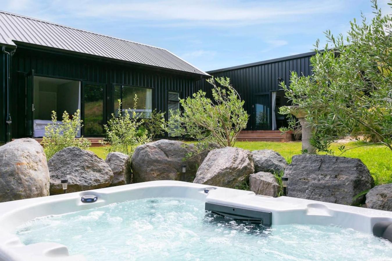 Peaceful Luxury Retreat With Views And Pool Holiday home *