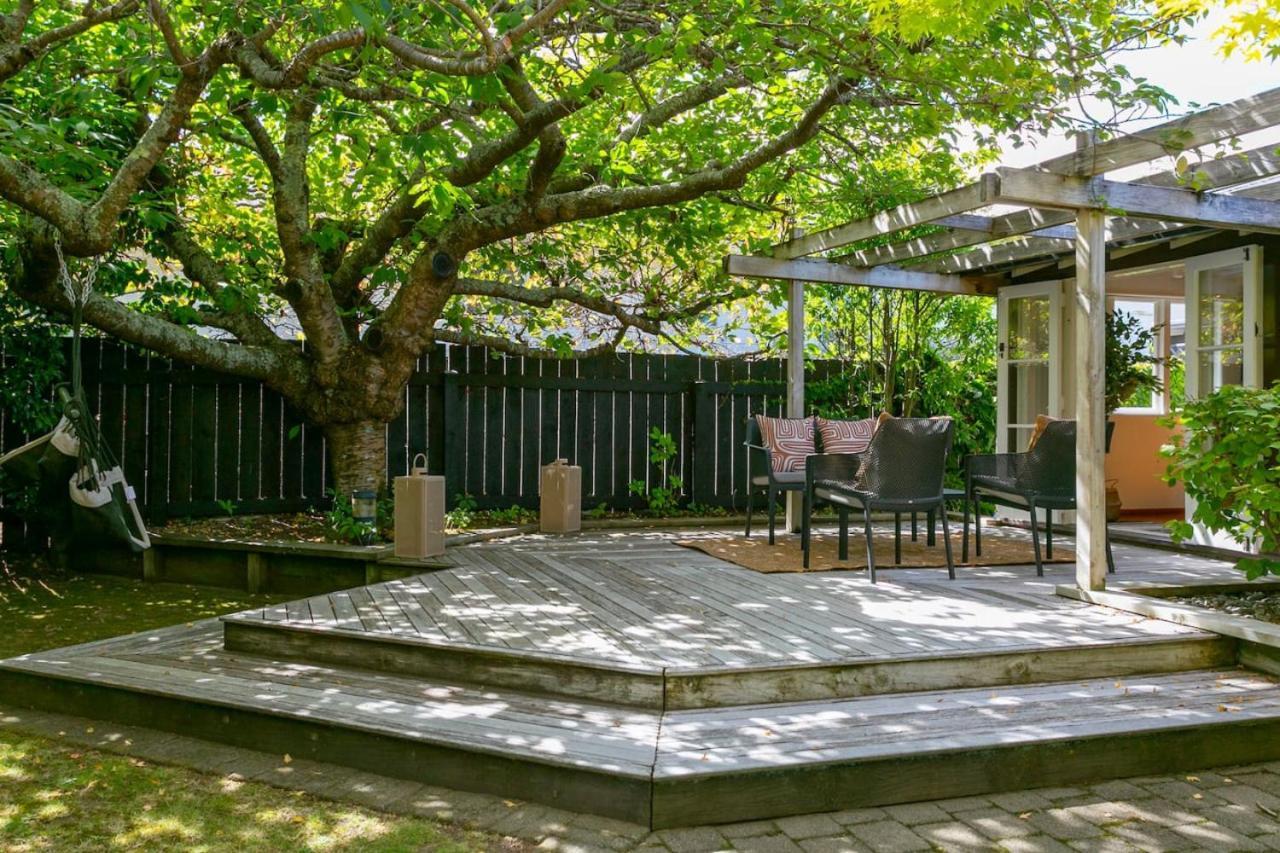 Huia Haven, Rustic Garden Retreat With King