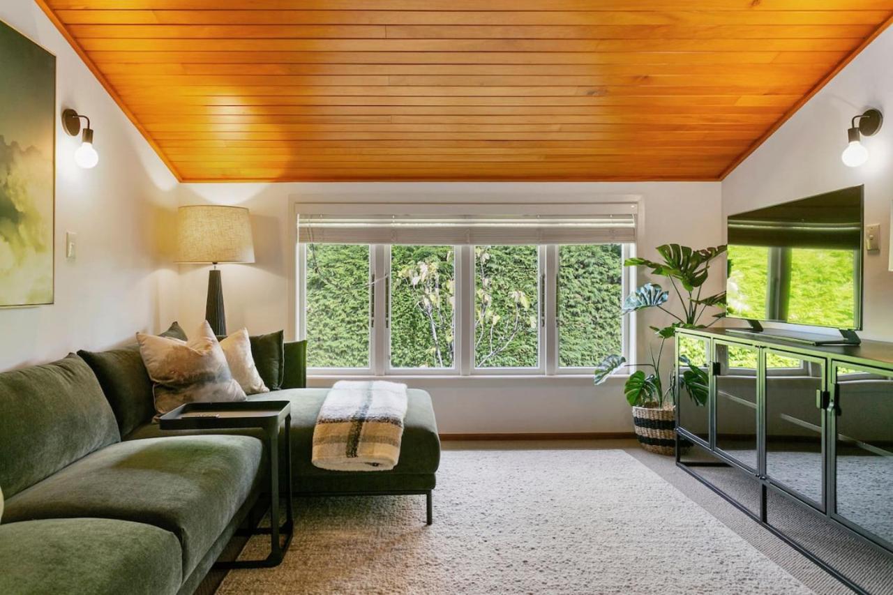Holiday home Huia Haven, Rustic Garden Retreat With King *