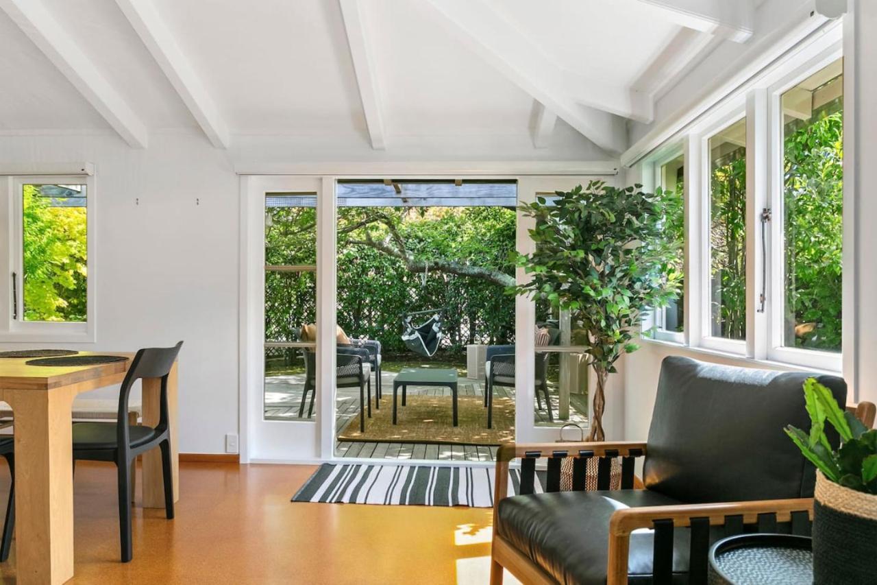Huia Haven, Rustic Garden Retreat With King