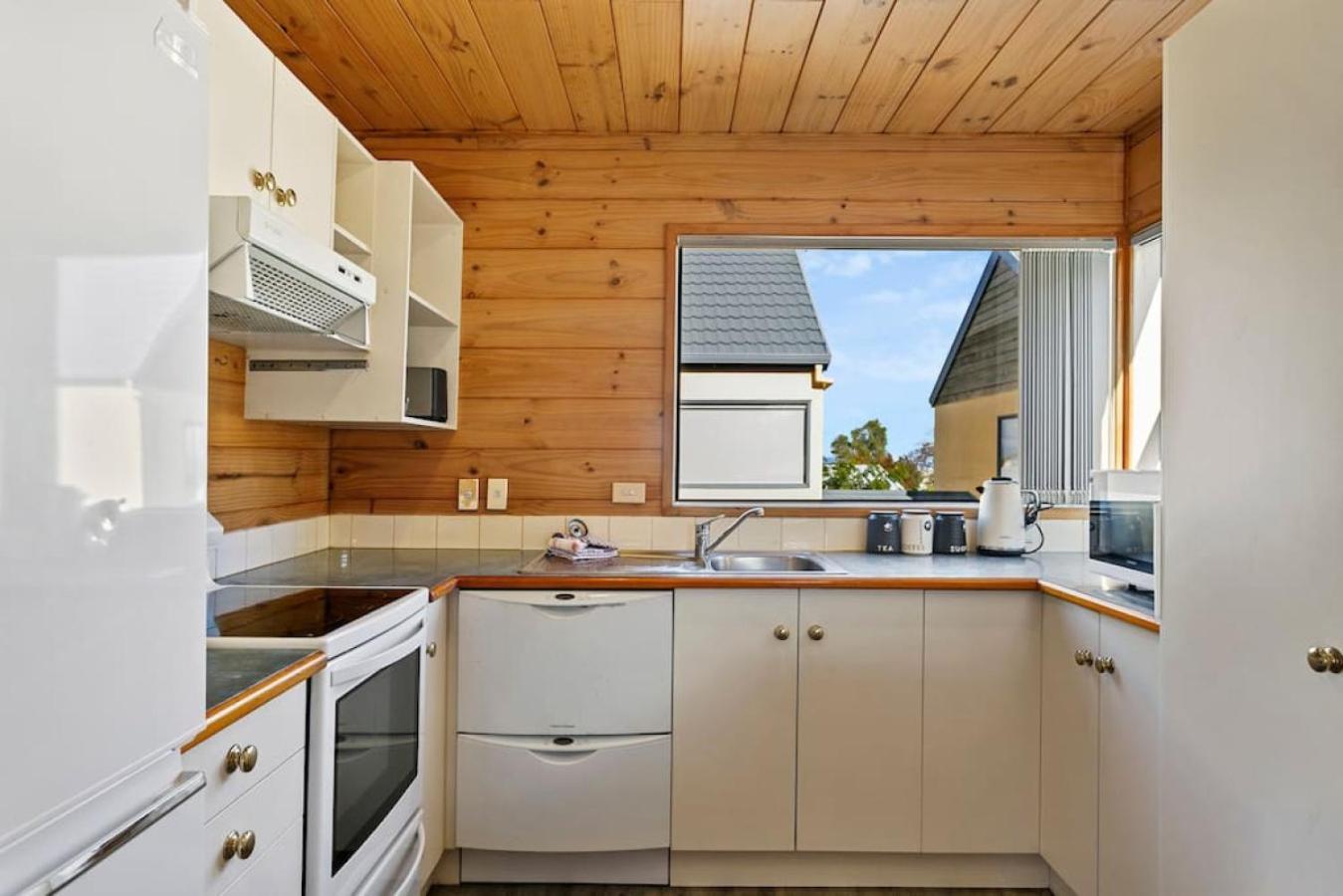 Home, Walk To Shops And Dining Taupo