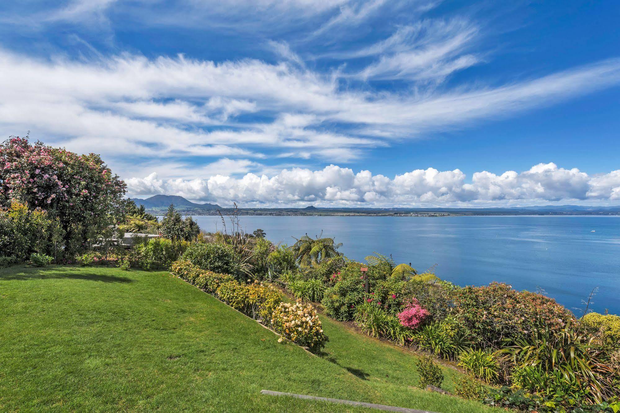 Serenity On Wakeman Bed & Breakfast 4*